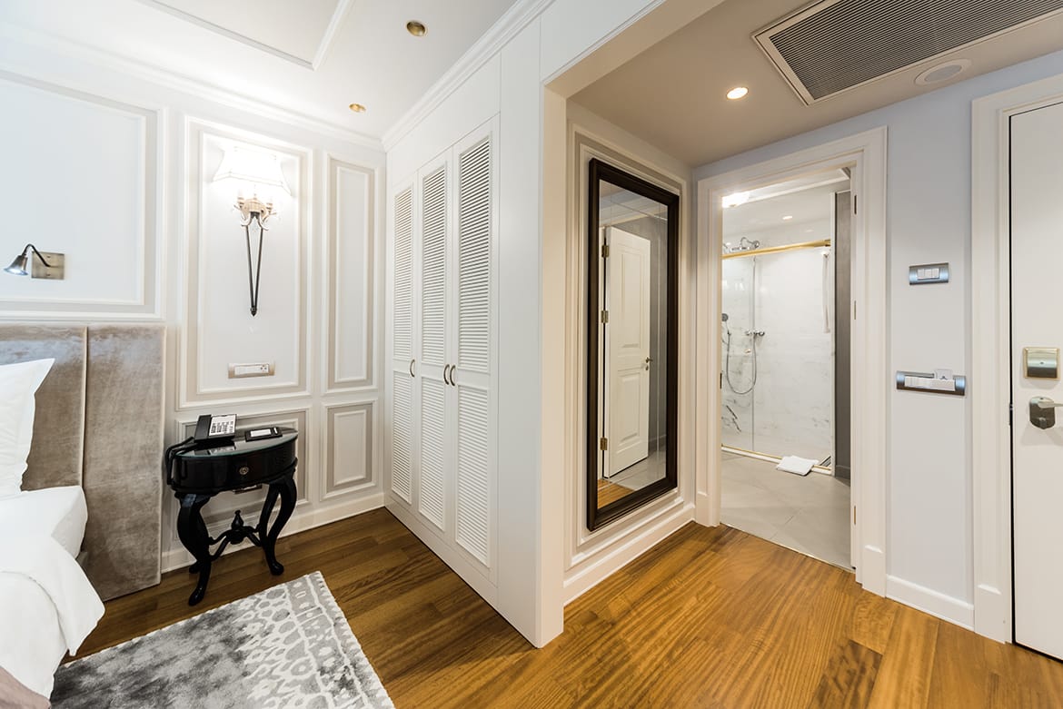 1619767824109-luxury-room8