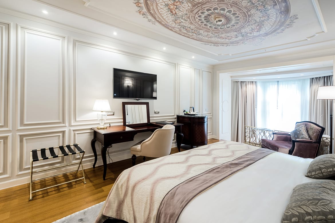 1619767824156-luxury-room3