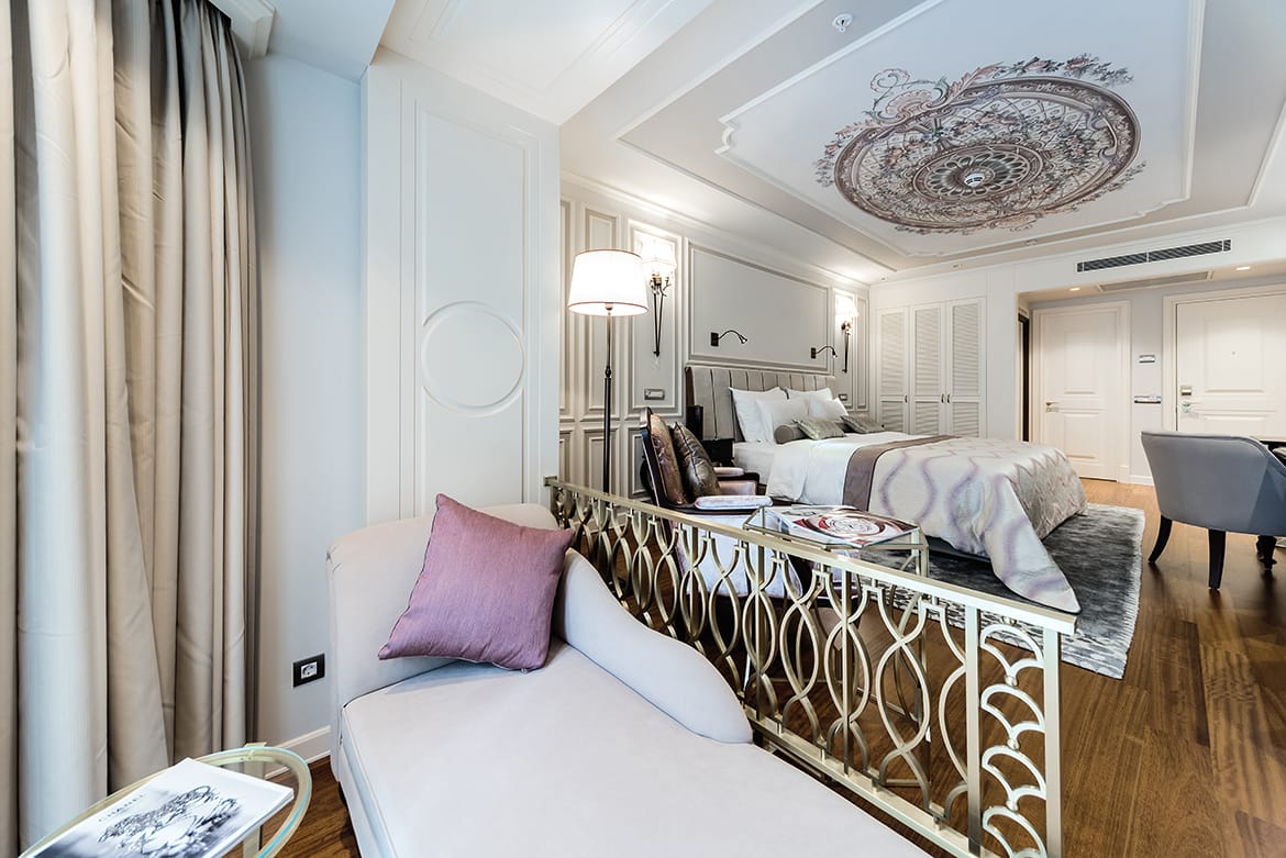 1619767824405-luxury-room6