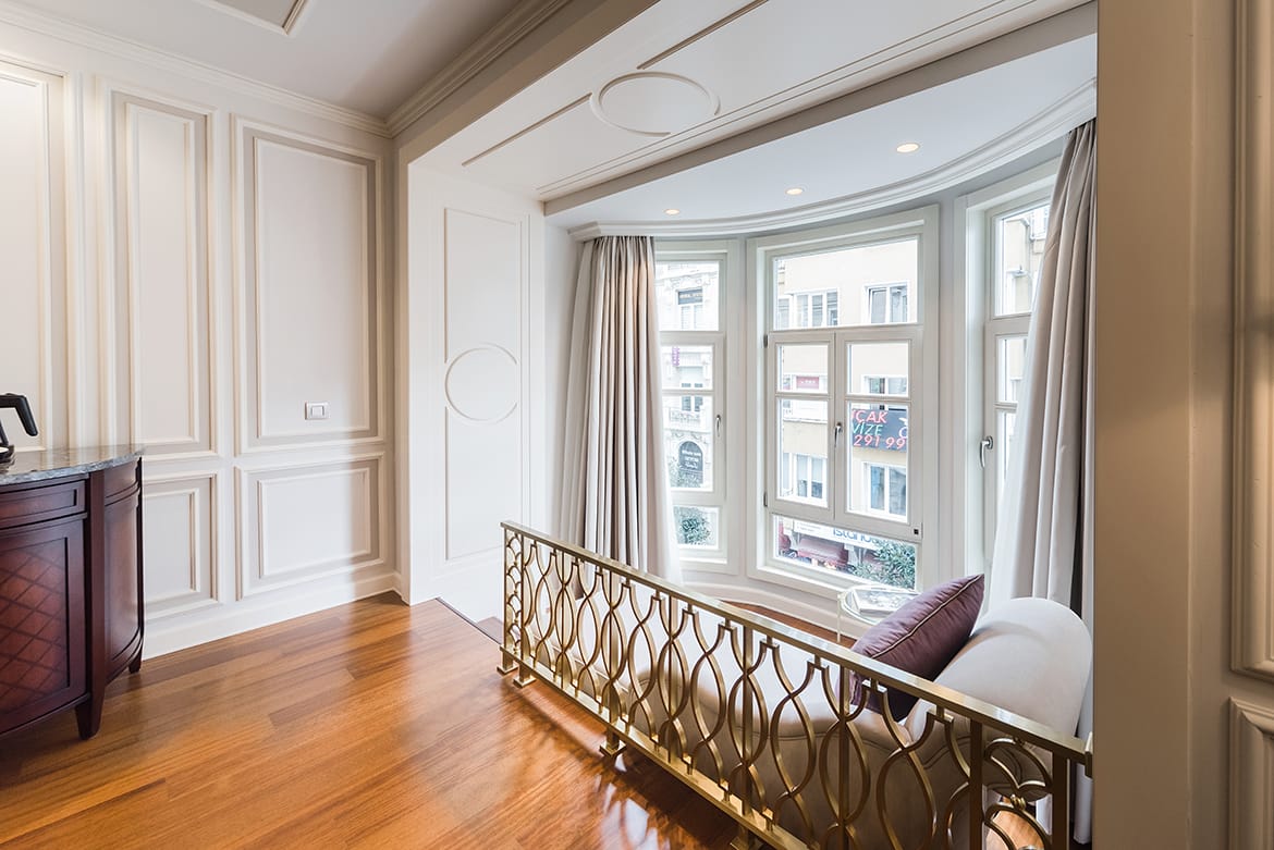 1619767824463-luxury-room7